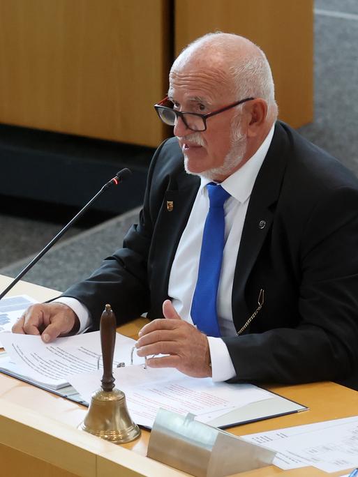 Erfurt: Jürgen Treutler (AfD), Alterspräsident des Landtags, spricht während der konstituierenden Sitzung des Thüringer Landtags. 