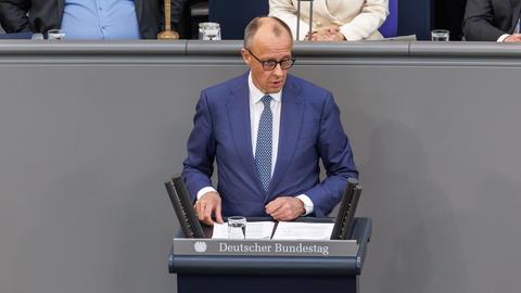Bundeskanzler Friedrich Merz (CDU) gibt im Deutschen Bundestag eine Regierungserklärung ab. 