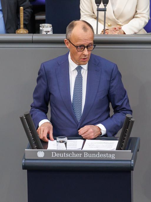 Bundeskanzler Friedrich Merz (CDU) steht am Rednerpult im Deutschen Bundestag. 