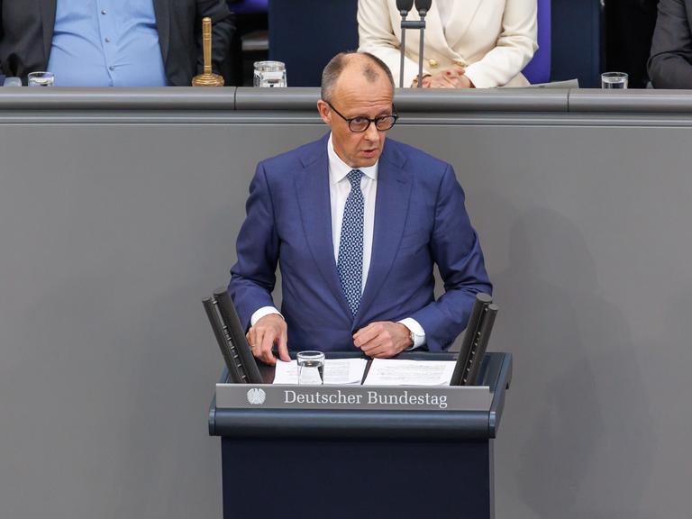 Bundeskanzler Friedrich Merz (CDU) steht am Rednerpult im Deutschen Bundestag. 
