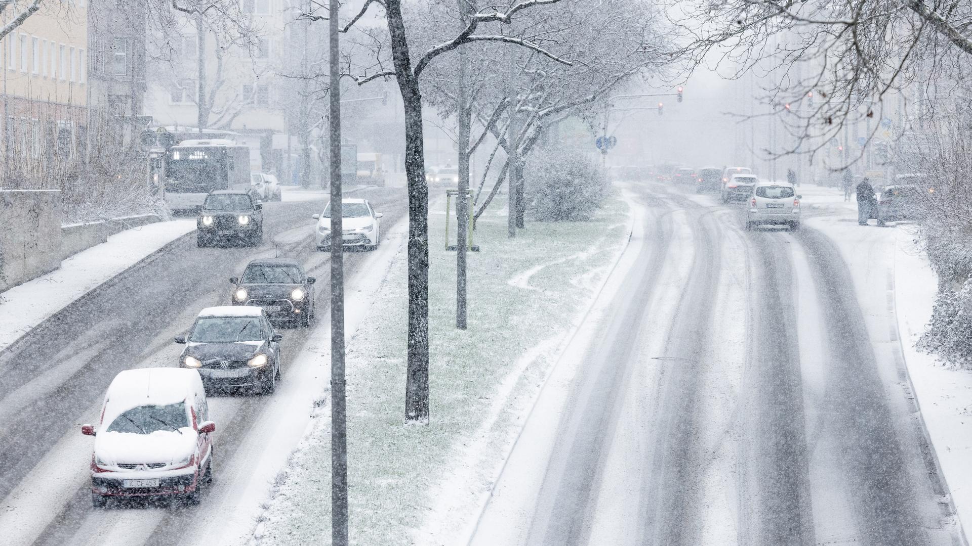 Nur langsam kommen Autos in Köln im Schnee voran.