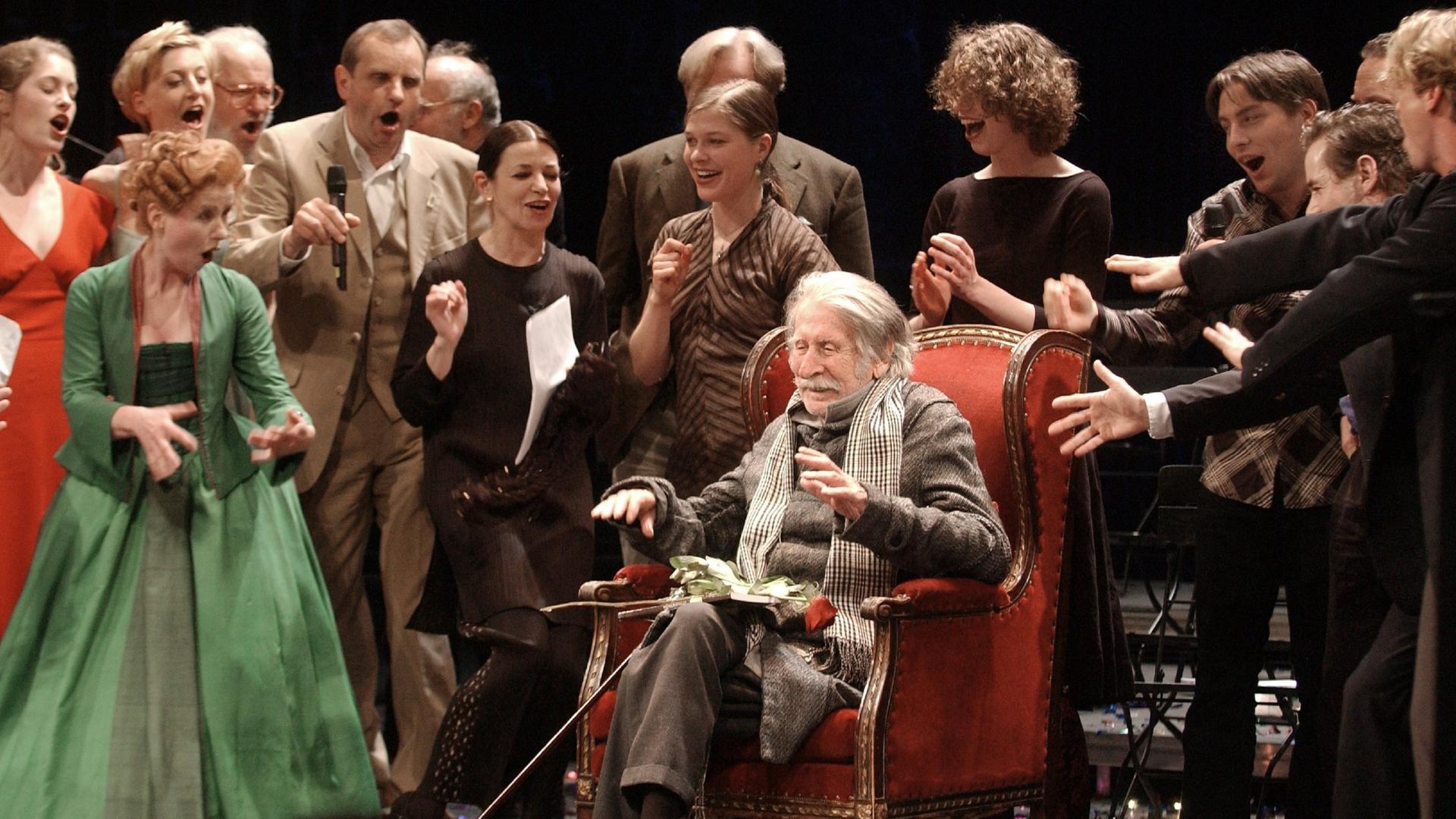 Regisseur George Tabori sitzt in Berlin in einem Sessel auf der Bühne des Berliner Ensembles, wo ihm im Rahmen einer Gala anlässlich seines 90. Geburtstags Freunde und Weggefährten ein Ständchen singen.