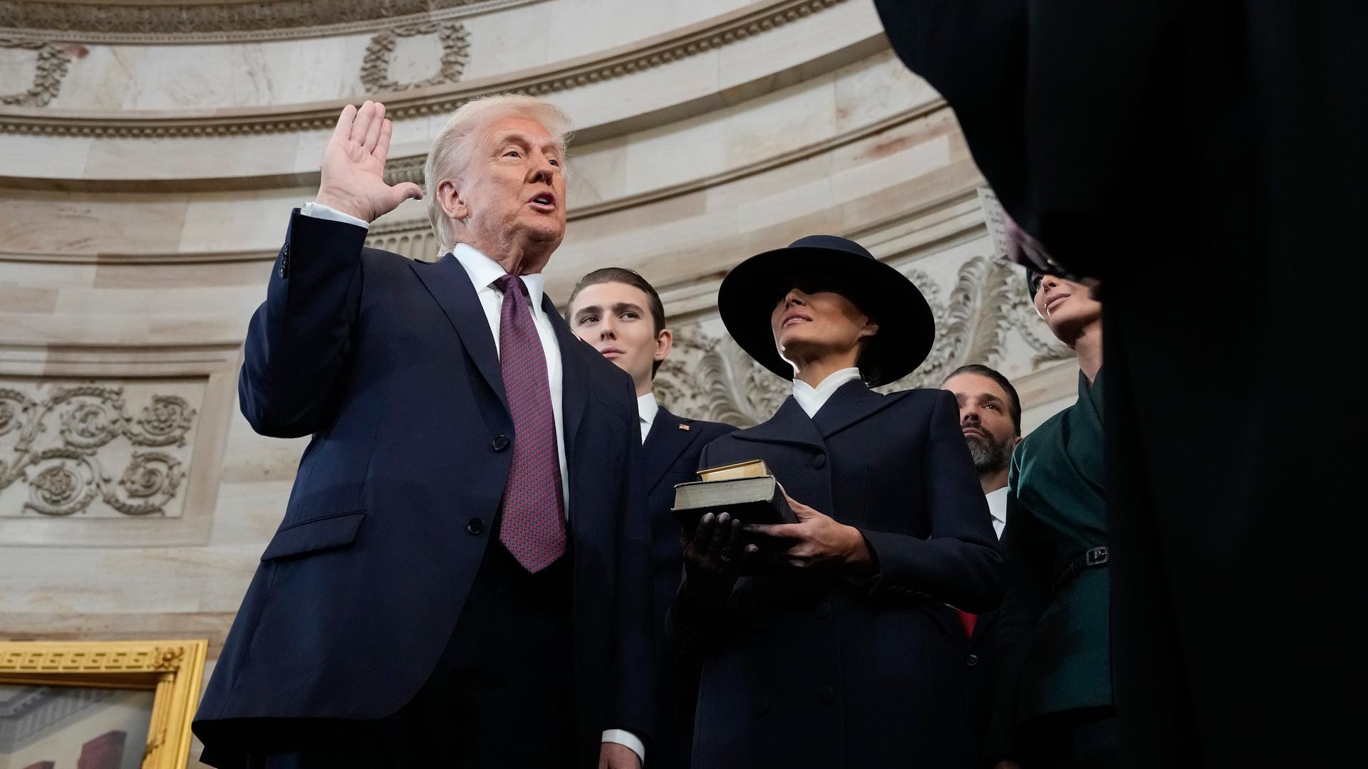 Donald Trump wird von Chief Justice John Roberts als 47. Präsident der Vereinigten Staaten vereidigt, während Melania Trump die Bibel während der 60. Amtseinführung des Präsidenten in der Rotunde des US-Kapitols in Washington hält. 