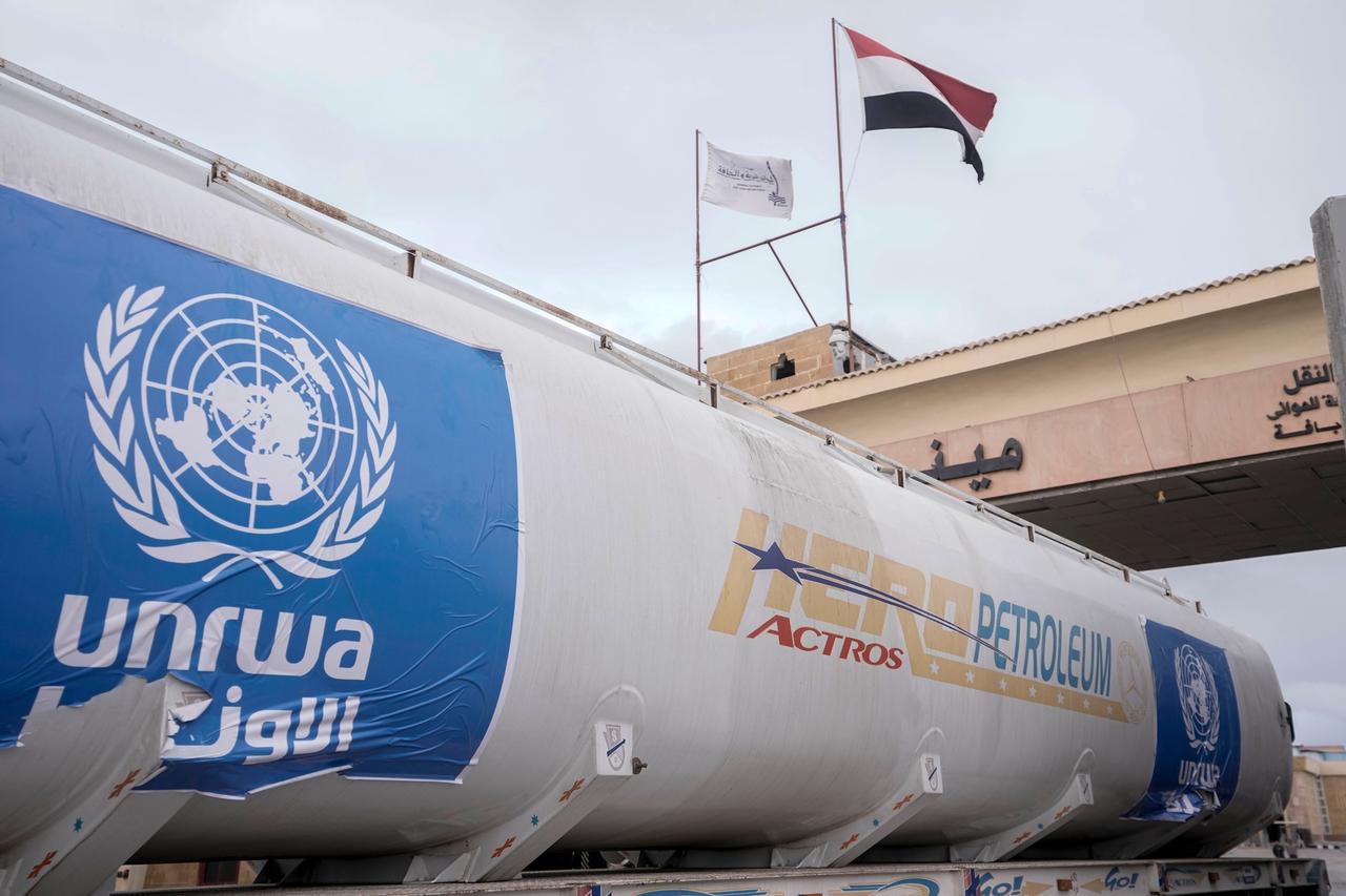 Ein ägyptischer Truck beladen mit Treibstoff überquert die Grenze in Rafah.