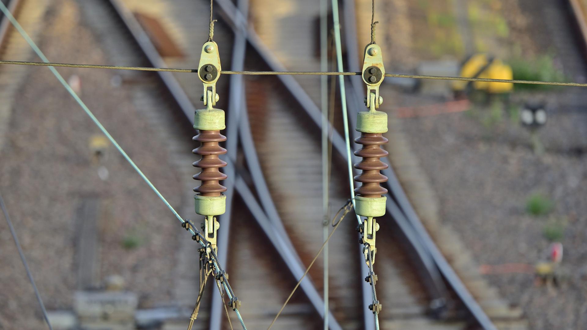 Gespannte Kabel über Bahnschienen