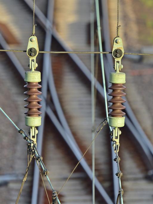 Gespannte Kabel über Bahnschienen