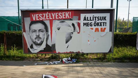 Eine Werbewand in Ungarn während des Wahlkampf. Drei große Plakate waren dort aufgeklebt, doch zwei sind herruntergerissen. Eines ist noch erkennbar. Darauf ist der ukrainische Präsident Selenskij.