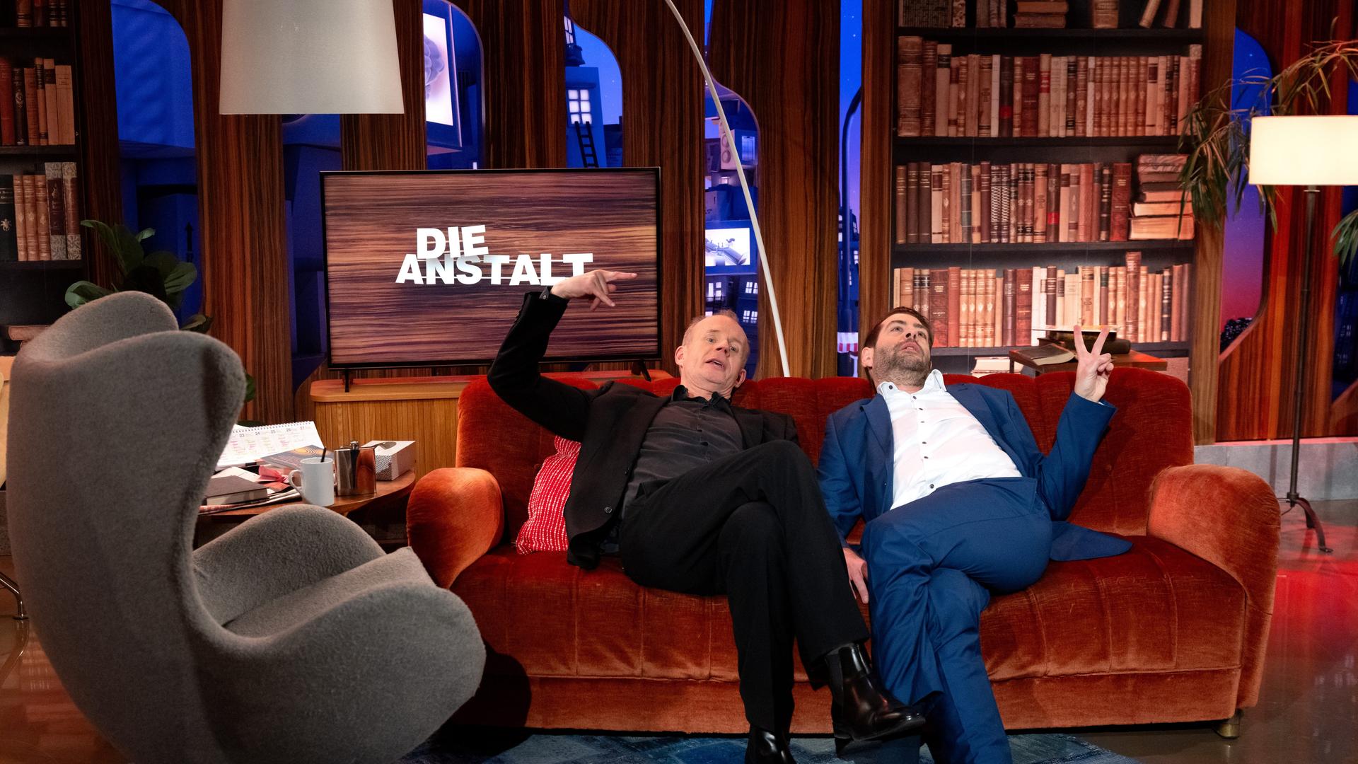 Max Uthoff und Claus von Wagner sitzen nach der Aufzeichnung einer Jubiläumssendung von der ZDF-Politsatire "Die Anstalt" in einem TV-Studio für ein Foto zusammen. Max Uthoff und Claus von Wagner sitzen nach der Aufzeichnung einer Jubiläumssendung von der ZDF-Politsatire "Die Anstalt" in einem TV-Studio für ein Foto zusammen.