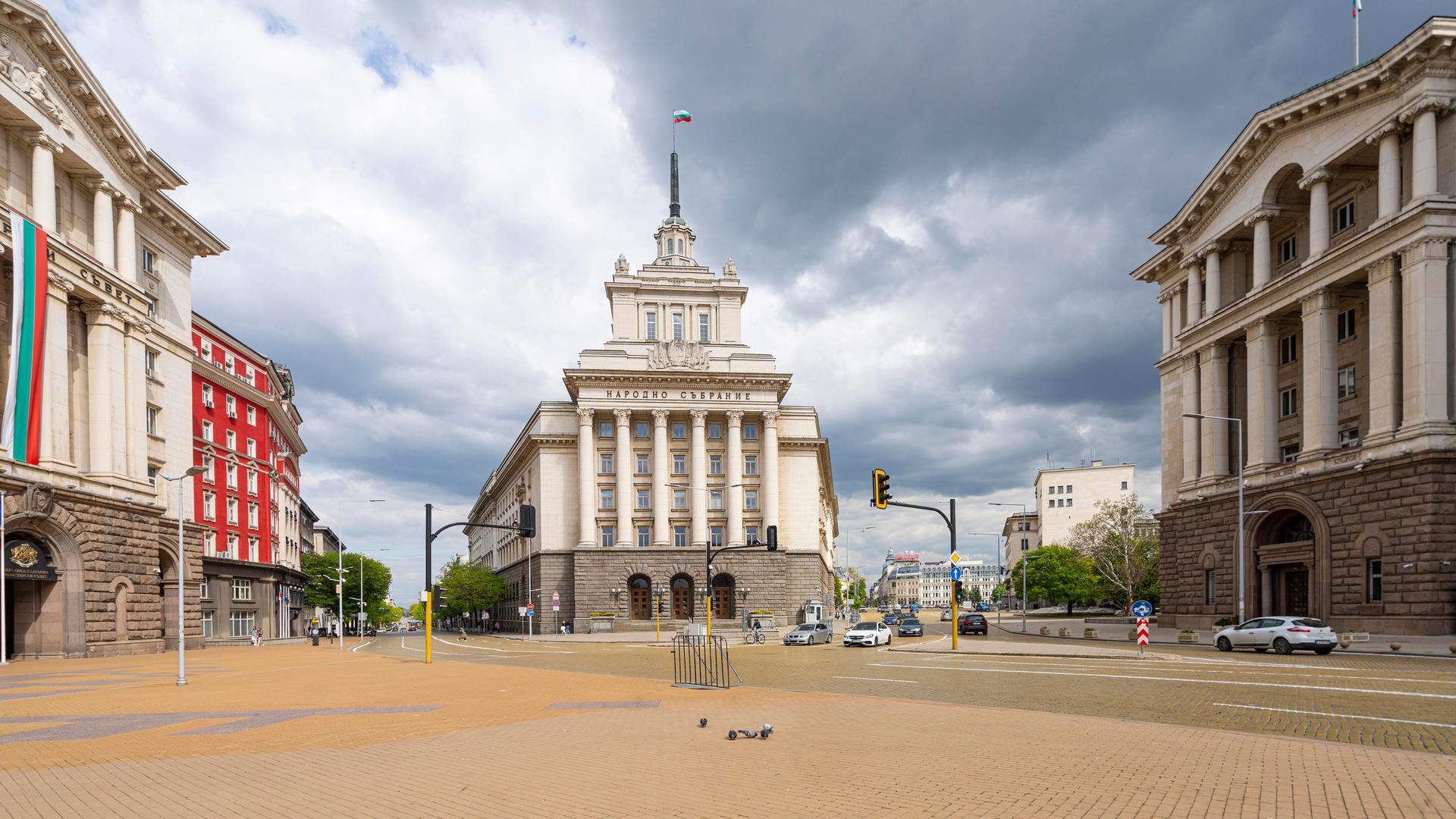 Blick auf das Gebäude der Nationalversammlung in Sofia. Der Himmel ist grau. 