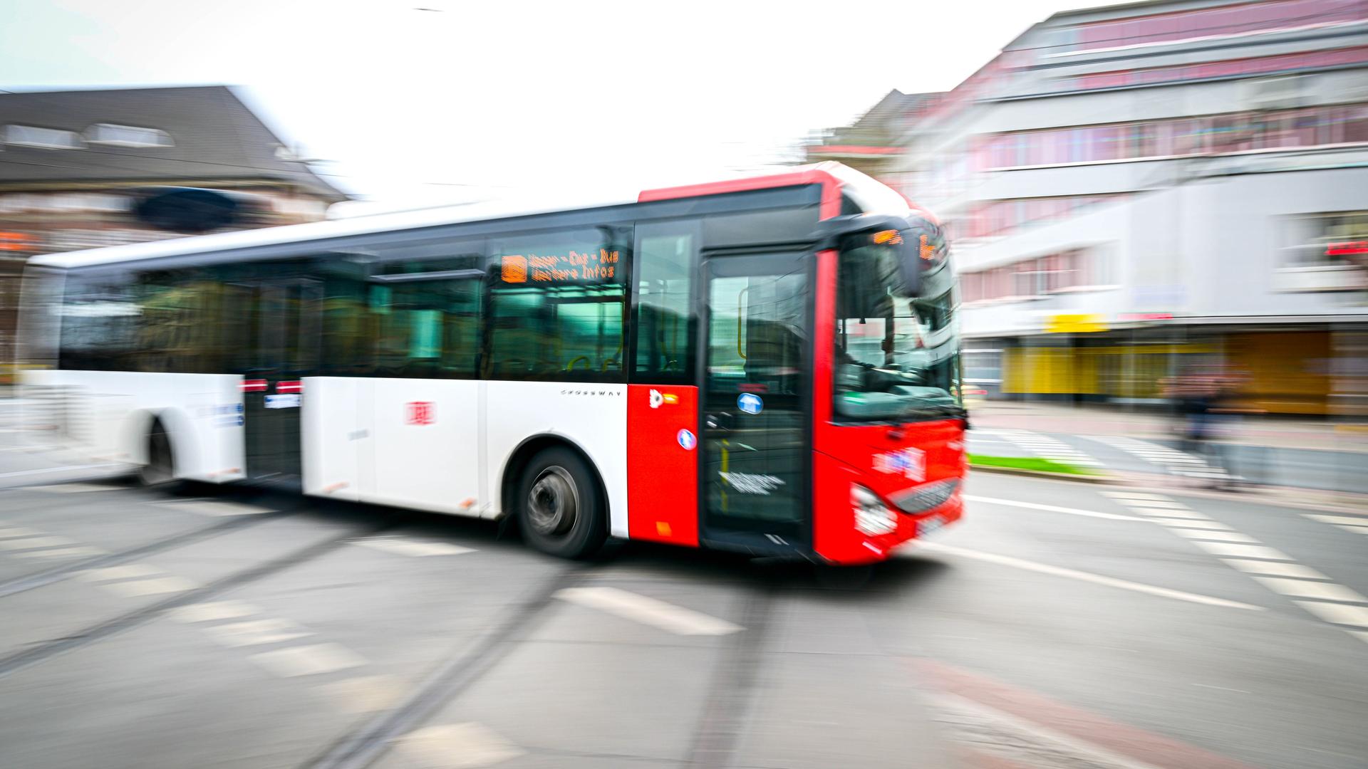 Ein Bus fährt vom Hauptbahnhof in Bremen los.