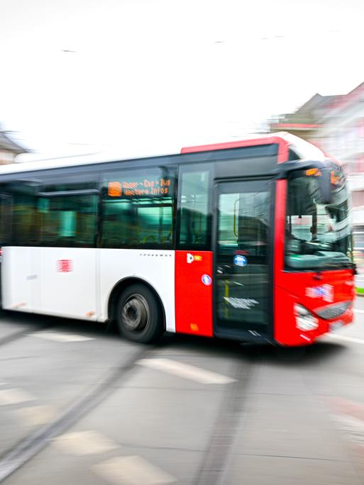Ein Bus fährt vom Hauptbahnhof in Bremen los.