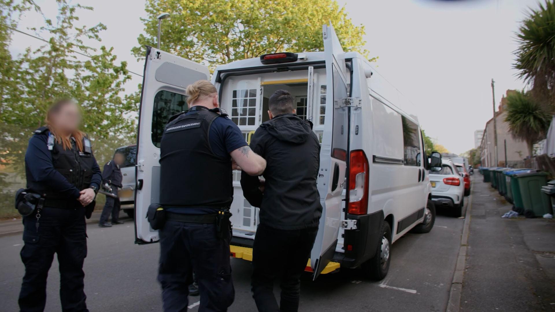 Großbritannien, London: Dieses vom Innenministerium herausgegebene Foto zeigt Beamte der Einwanderungsbehörde bei Verhaftung. Großbritannien, London: Dieses vom Innenministerium herausgegebene Foto zeigt Beamte der Einwanderungsbehörde bei Verhaftung.