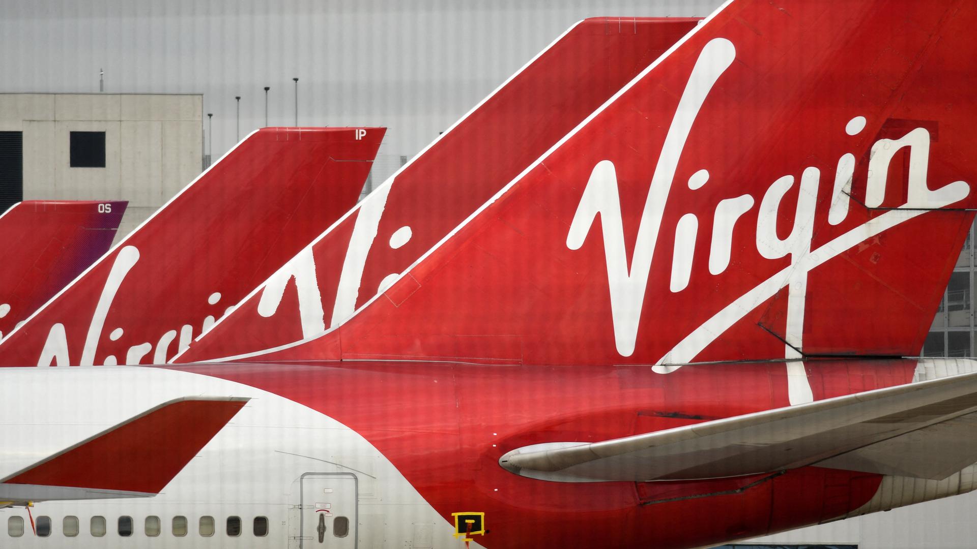 Leitwerke von Flugzeugen der Airline Virgin Atlantic in Heathrow.