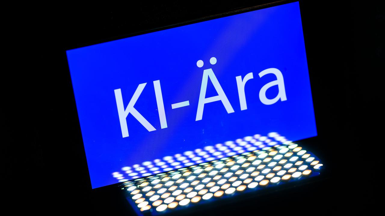 Das Wort "KI-Ära" ist auf einem Smartphone zu sehen.