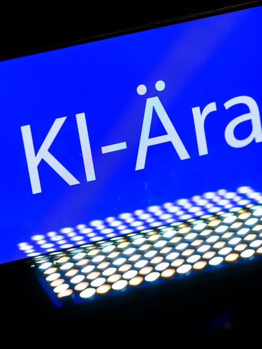 Das Wort "KI-Ära" ist auf einem Smartphone zu sehen.