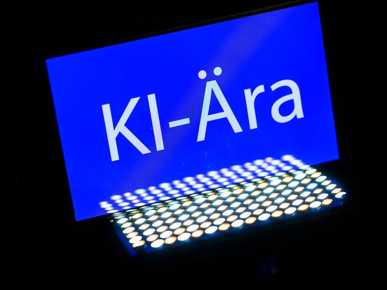 Das Wort "KI-Ära" ist auf einem Smartphone zu sehen.