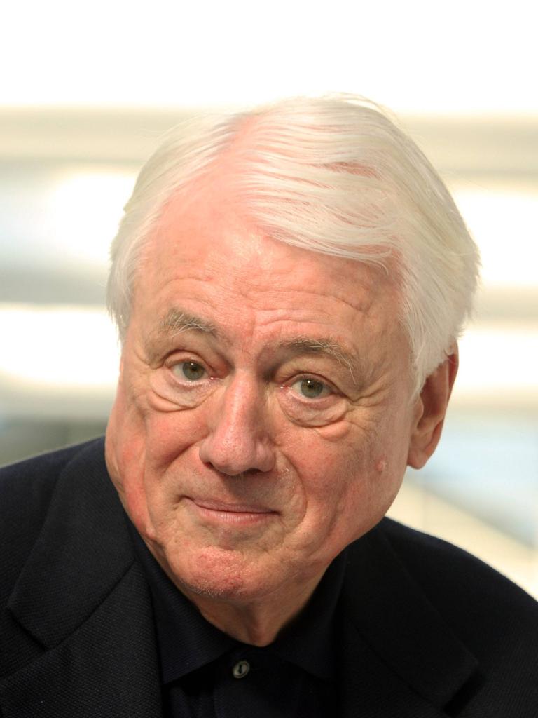 Alexander Kluge im Jahr 2008 auf einer Bühne der Frankfurter Buchmesse