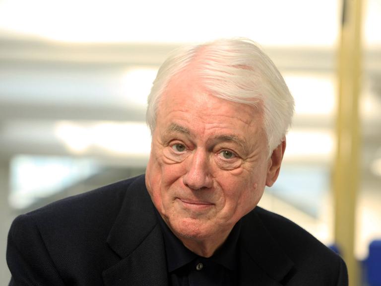 Alexander Kluge im Jahr 2008 auf einer Bühne der Frankfurter Buchmesse