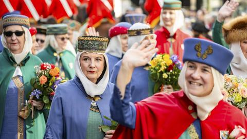 Umzug der historisch kostümierten Zünfter: Beim Sechseläuten oder Sächsilüüte, dem Zürcher Frühlingsfest, wird der Winter ausgetrieben.