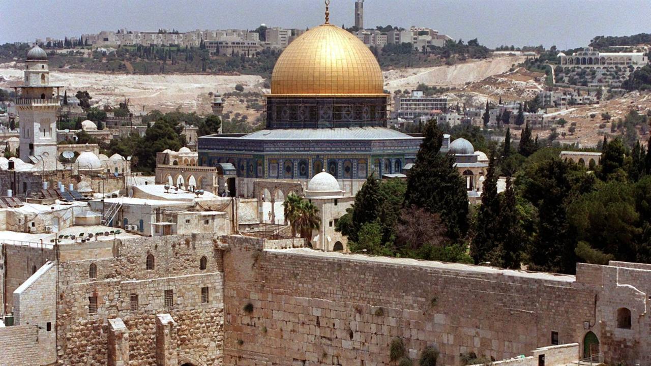 Blick auf die Altstadt von Jerusalem mit der Klagemauer (vorne) und dem Felsendom (M) auf dem Tempelberg, aufgenommen im Juli 2000. Blick auf die Altstadt von Jerusalem mit der Klagemauer (vorne) und dem Felsendom (M) auf dem Tempelberg, aufgenommen im Juli 2000.