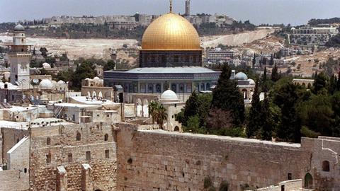 Blick auf die Altstadt von Jerusalem mit der Klagemauer (vorne) und dem Felsendom (M) auf dem Tempelberg, aufgenommen im Juli 2000. 