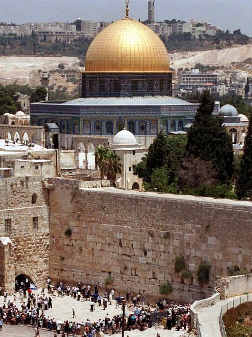 Blick auf die Altstadt von Jerusalem mit der Klagemauer (vorne) und dem Felsendom (M) auf dem Tempelberg, aufgenommen im Juli 2000. 