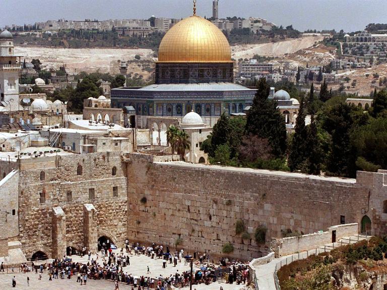 Blick auf die Altstadt von Jerusalem mit der Klagemauer (vorne) und dem Felsendom (M) auf dem Tempelberg, aufgenommen im Juli 2000. 
