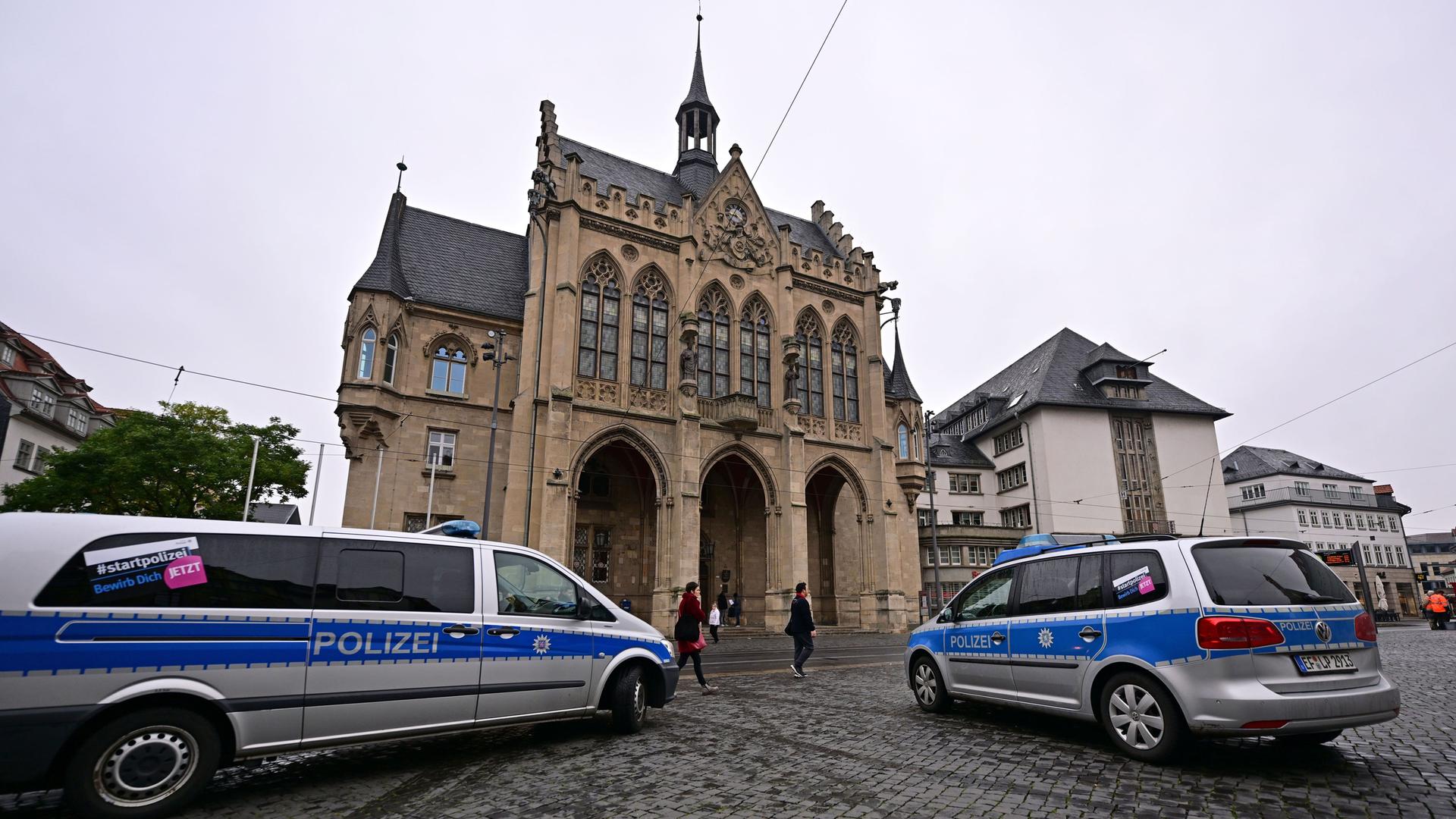Erfurt: Polizeifahrzeuge stehen nach einer Bombendrohung vor dem Erfurter Rathaus. Erfurt: Polizeifahrzeuge stehen nach einer Bombendrohung vor dem Erfurter Rathaus.