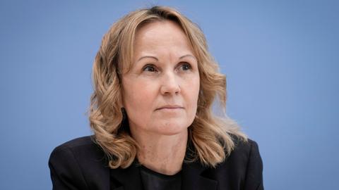 Porträtfoto von Steffi Lemke auf dem Podium der Bundespressekonferenz in Berlin