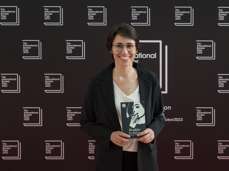 Die katalanische Schriftstellerin Eva Baltasar, Autorin des Buchs "Boulder", 2023 bei der Feier zum Booker Preis in London Die katalanische Schriftstellerin Eva Baltasar, Autorin des Buchs "Boulder", 2023 bei der Feier zum Booker Preis in London