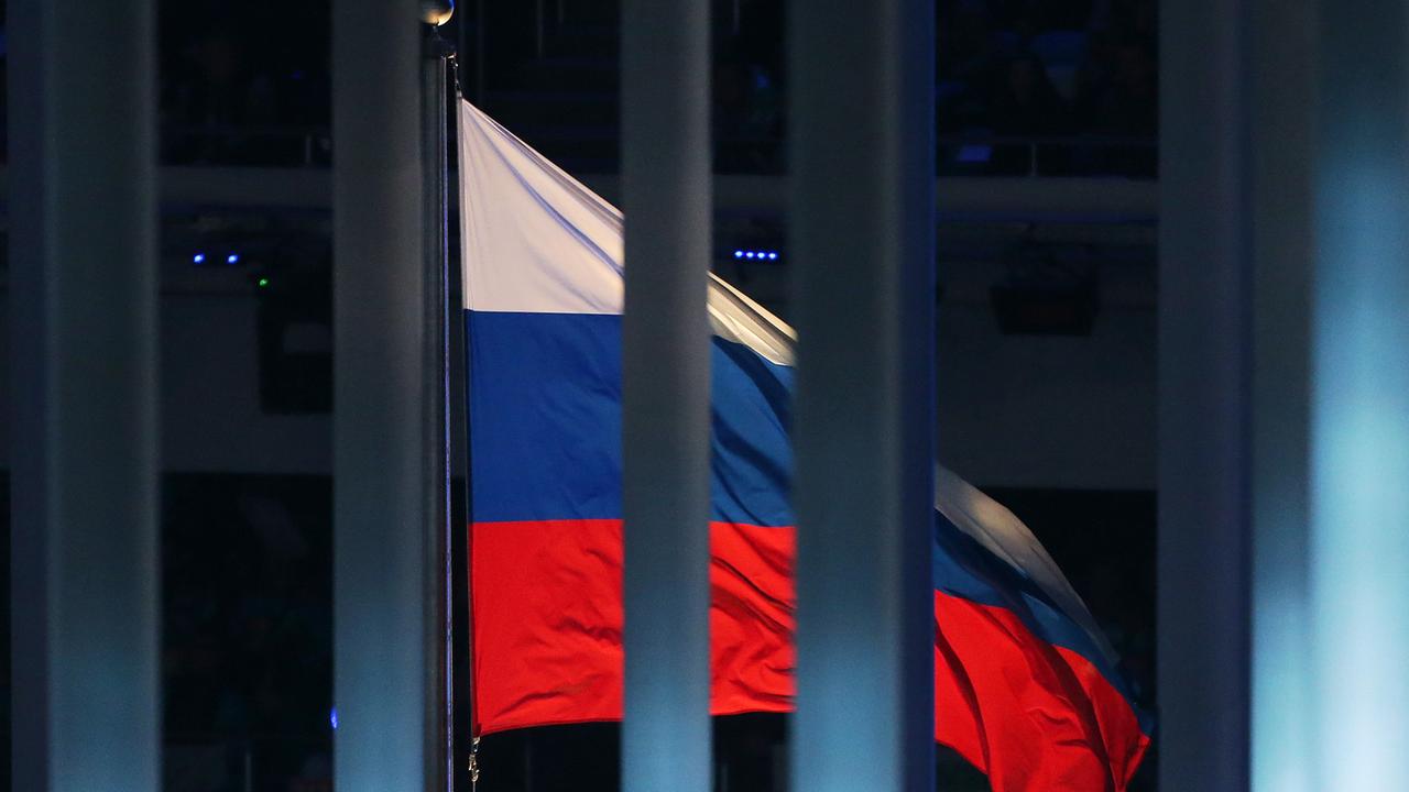 Eine Flagge Russlands weht hinter einem Zaun während der Eröffnungsfeier der Paralympischen Spiele 2014 im Fisht Olympiastadion. 
