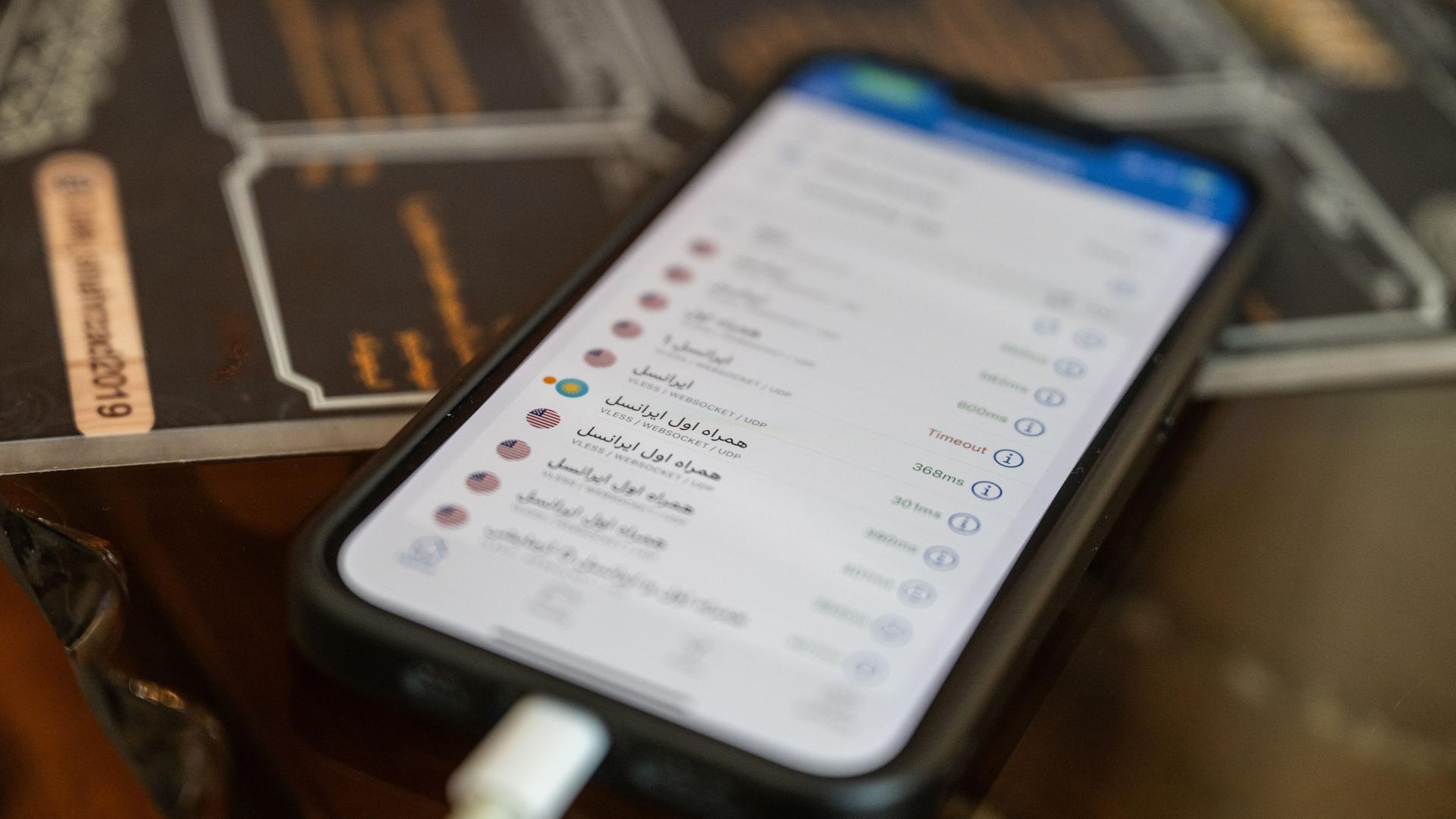Teheran: Ein iranischer VPN-Dienst erscheint auf einem Handy-Bildschirm. Teheran: Ein iranischer VPN-Dienst erscheint auf einem Handy-Bildschirm.