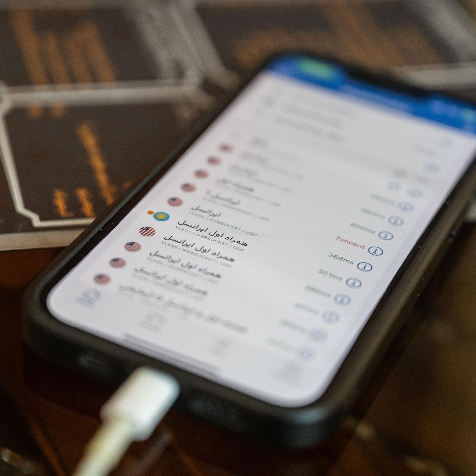 Teheran: Ein iranischer VPN-Dienst erscheint auf einem Handy-Bildschirm.