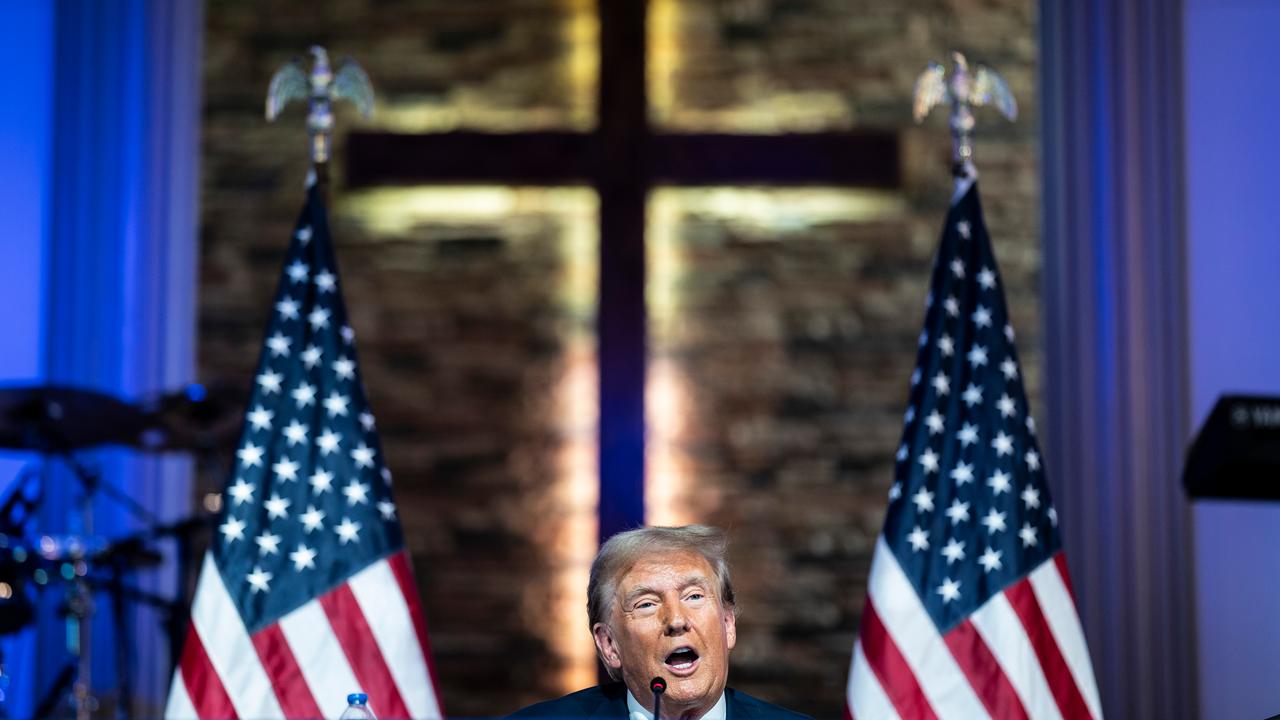 Donald Trump spricht in der Gemeinde „180 Church“ in Detroit, Michigan, vor dem Hintergrund eines Kreuzes.