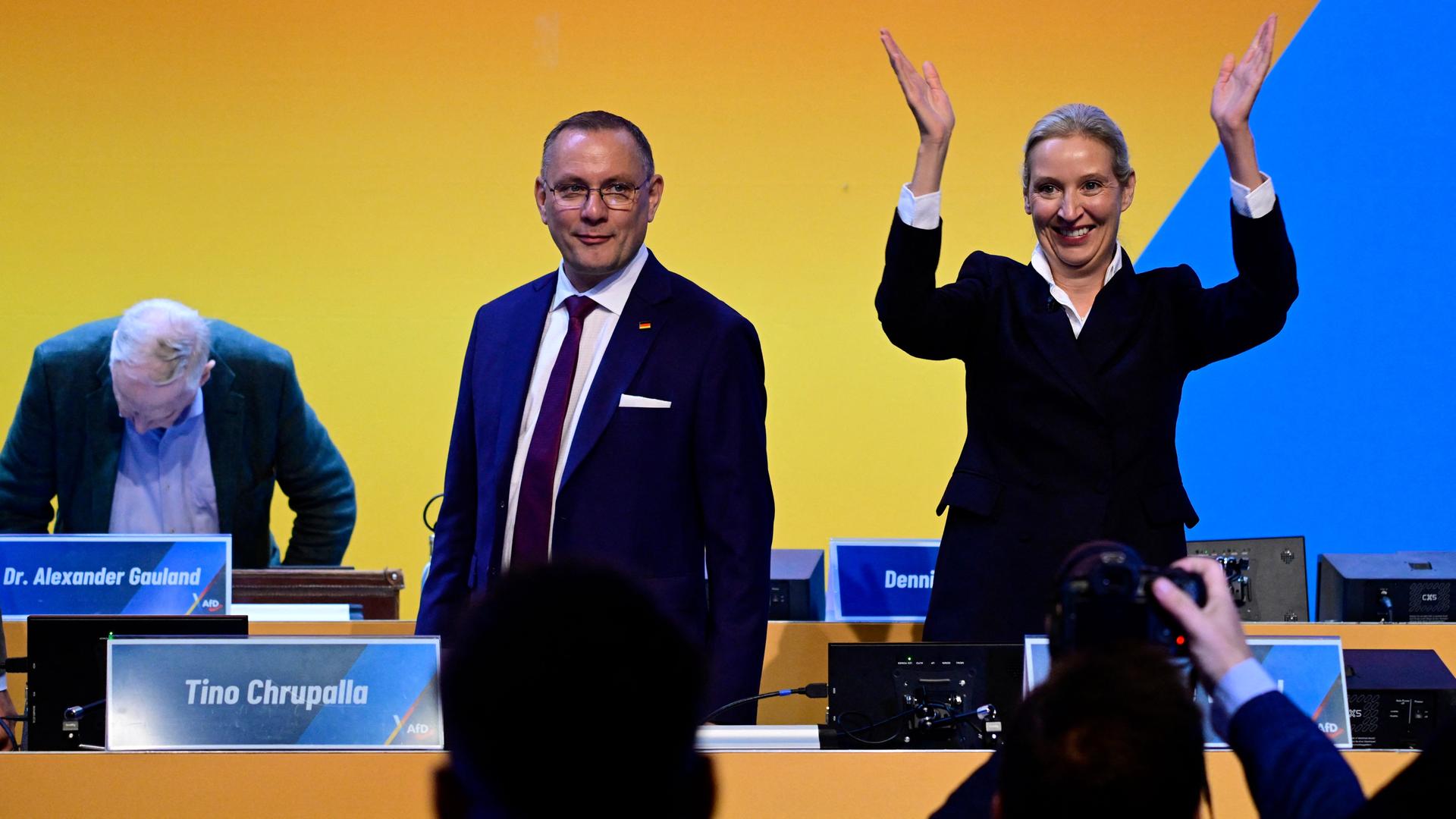 Tino Chrupalla und Alice Weidel nehmen zu Beginn des Parteitags in Erfurt auf dem Podium Platz.