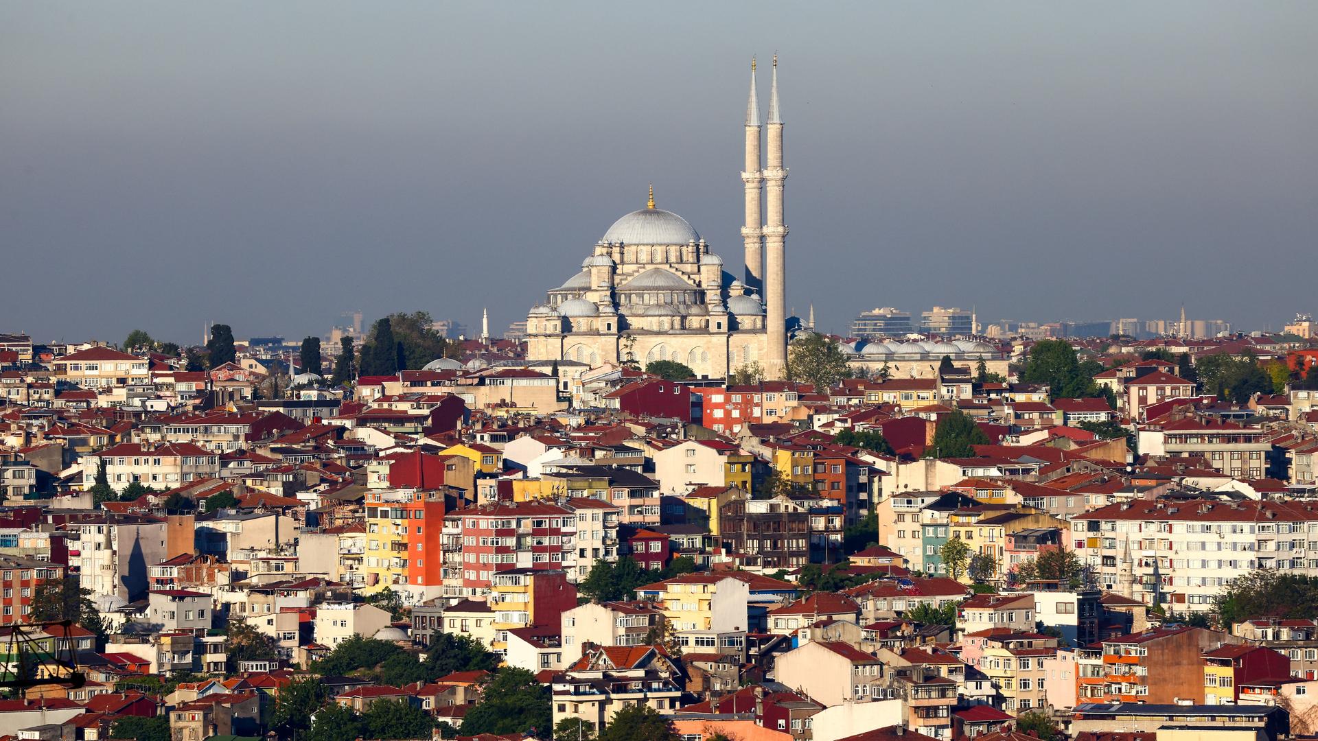 Ein Blick auf die Stadt Istanbul mit der Süleymaniye-Moschee 