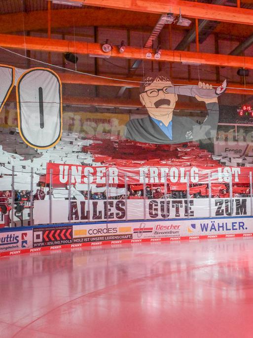 Choreo der Bremerhavener Fans zum Geburtstag von Team-Manager Alfred Prey