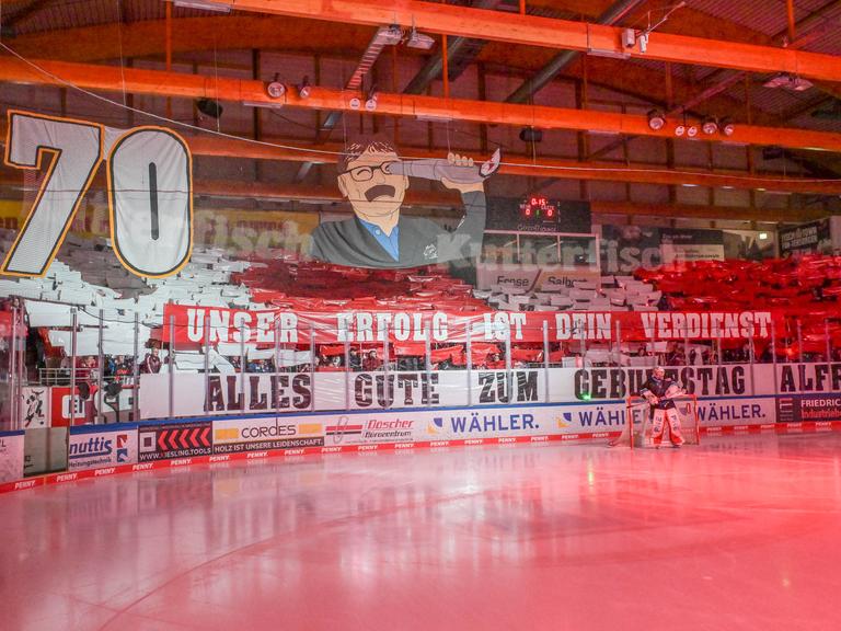 Choreo der Bremerhavener Fans zum Geburtstag von Team-Manager Alfred Prey