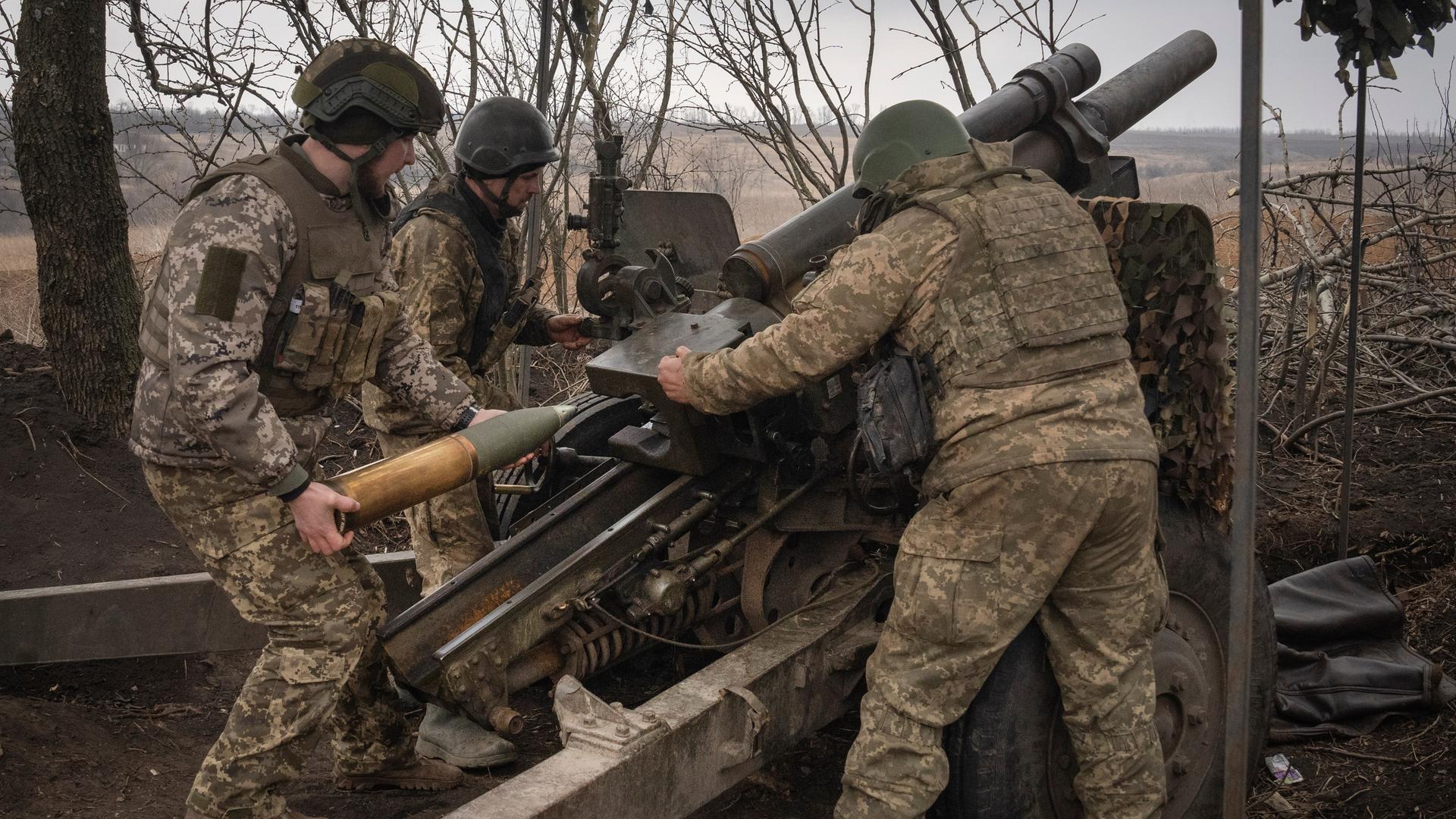 Ukrainische Soldaten der 71. Jägerbrigade feuern eine Haubitze M101 auf russische Stellungen an der Frontlinie. 