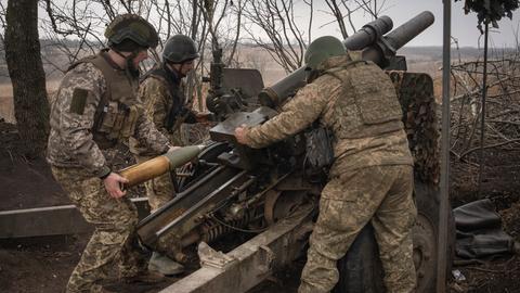 Ukrainische Soldaten der 71. Jägerbrigade feuern eine Haubitze M101 auf russische Stellungen an der Frontlinie. 
