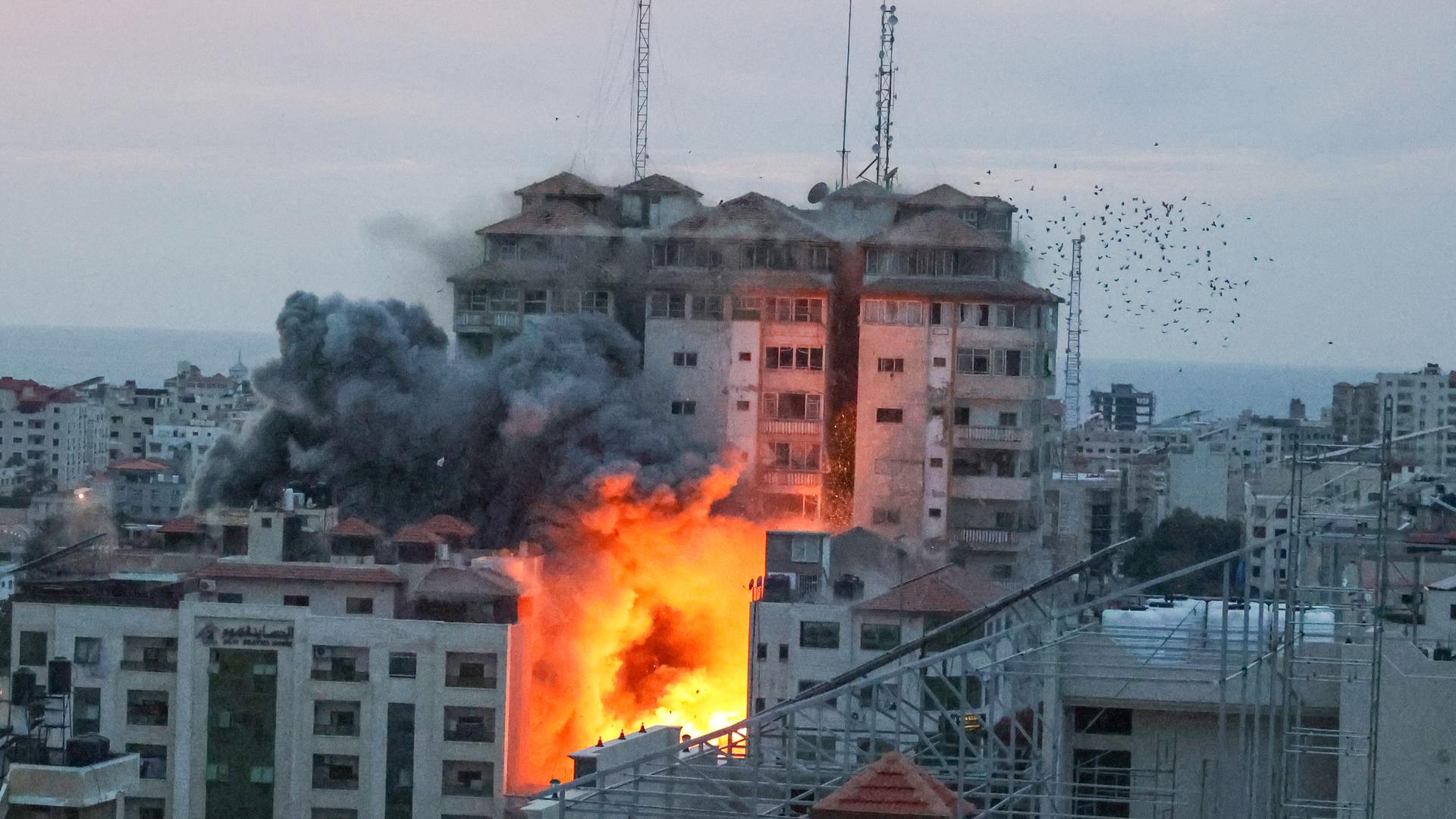 Gaza, Palästina: Rauch und Flammen steigen auf, nachdem israelische Streitkräfte einen Luftangriff auf Gaza-Stadt gestartet haben. 7.Oktober 2023.