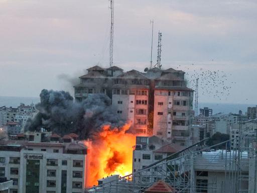 Gaza, Palästina: Rauch und Flammen steigen auf, nachdem israelische Streitkräfte einen Luftangriff auf Gaza-Stadt gestartet haben. 7.Oktober 2023.