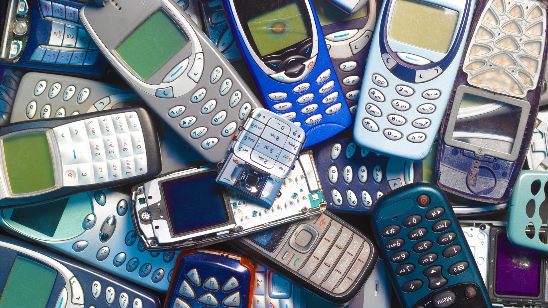 Eine Sammlung alter Mobiltelefone Eine Sammlung alter Mobiltelefone