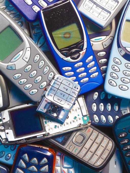 Eine Sammlung alter Mobiltelefone