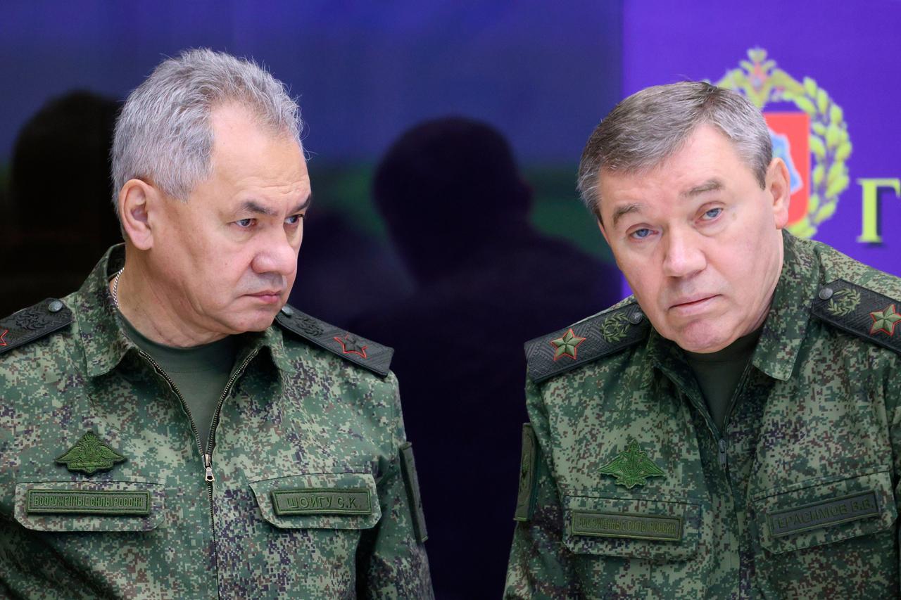 Sergej Schoigu (l) , Verteidigungsminister von Russland, und der Chef des russischen Generalstabs Waleri Gerassimow.