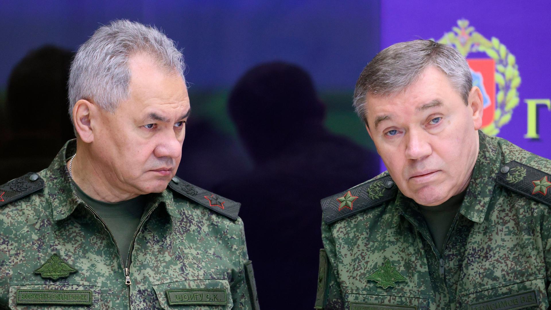 Das Foto zeigt den früheren russischen  Verteidigungsminister Sergej Schoigu (l) , und den Armee-Chef Gerassimow.