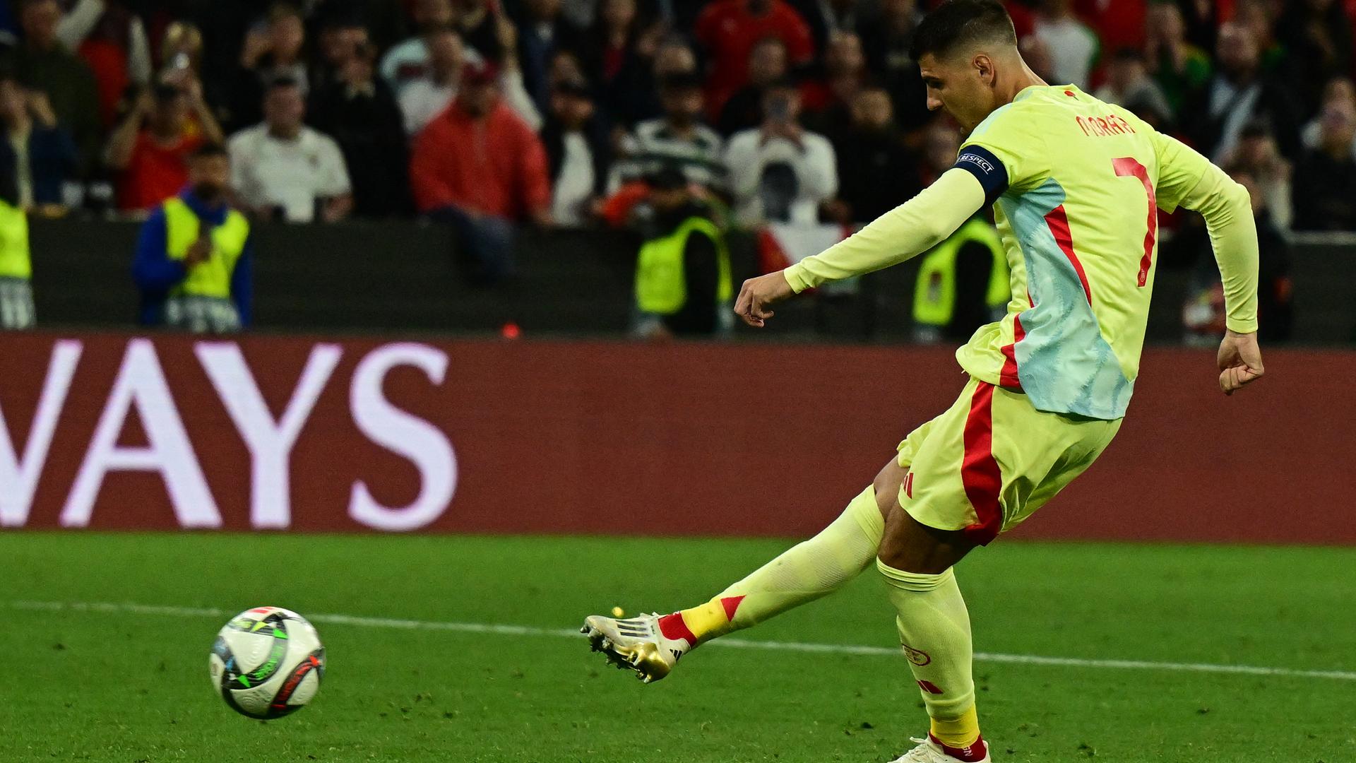 Der spanische Fußballspieler Alvaro Morata hat gerade in leicht gebückter Haltung mit dem rechten Fuß den Ball weggeschossen. Der spanische Fußballspieler Alvaro Morata hat gerade in leicht gebückter Haltung mit dem rechten Fuß den Ball weggeschossen.