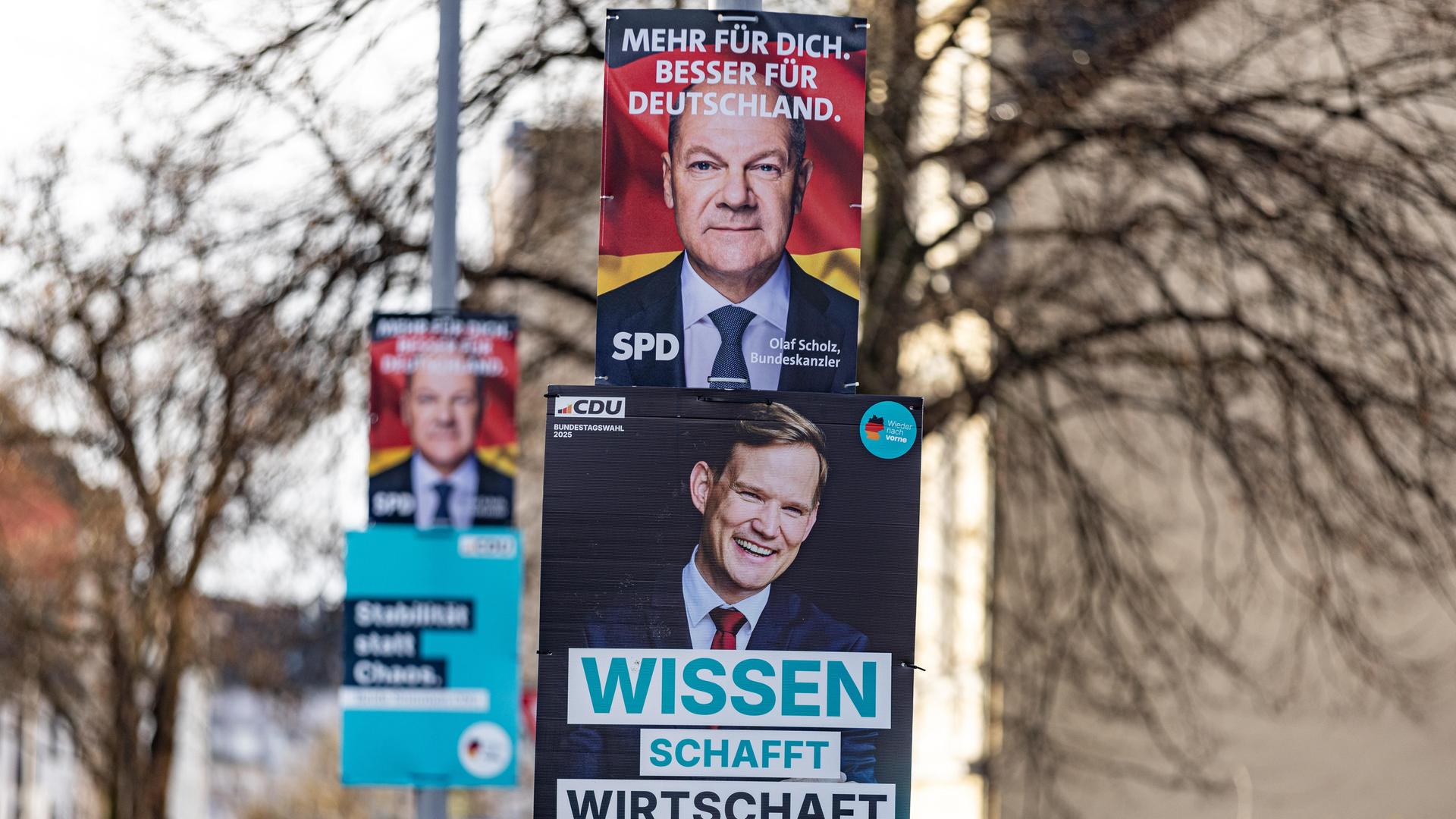 Wahlplakate von SPD und CDU hängen an Lichtmasten. Aufgenommen wurde das Bild in Bonn. 