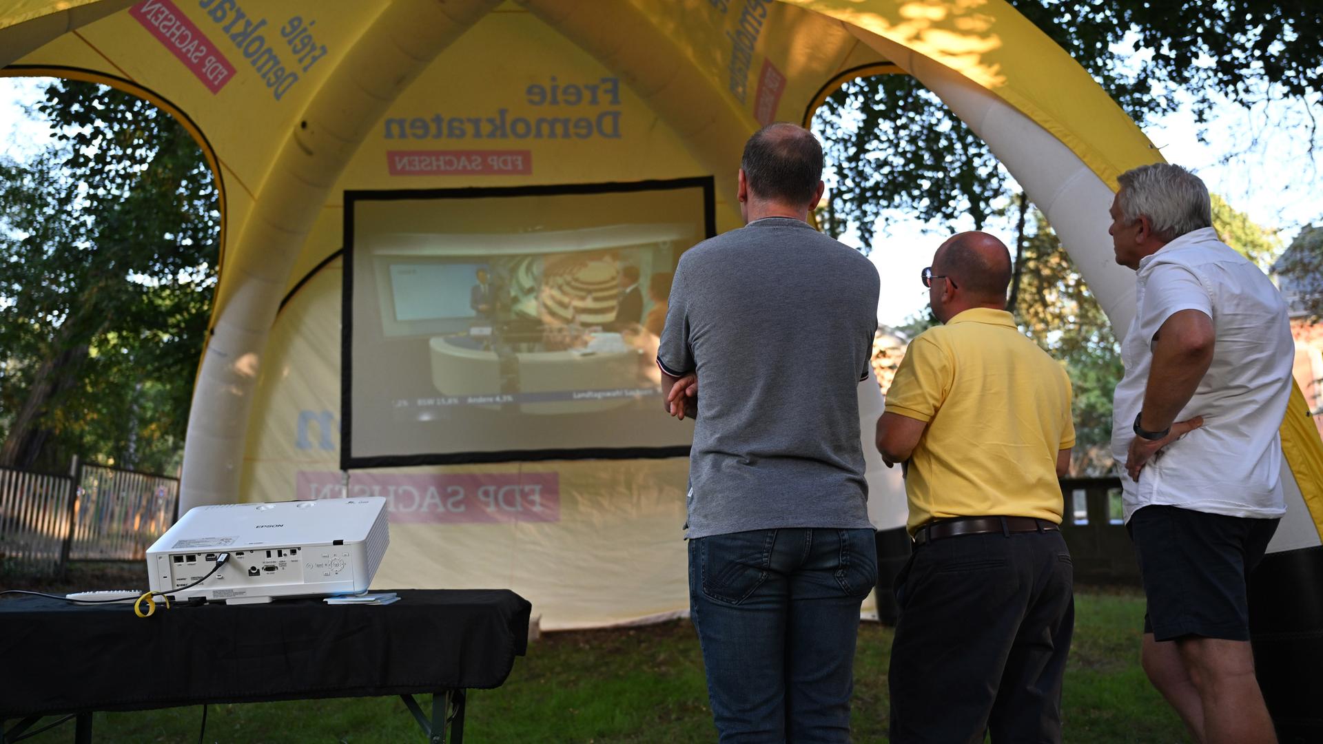 Anhänger der FDP in Sachsen verfolgen nach der Verkündung der ersten Hochrechnungen im TV die Ergebnisse. 