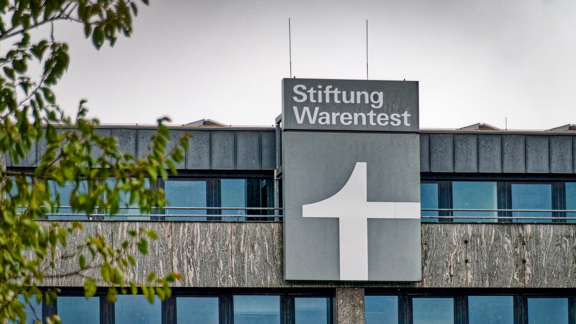 Das Logo der Stiftung Warentest an der Fassade ihres Sitzes am Lützowplatz in Berlin